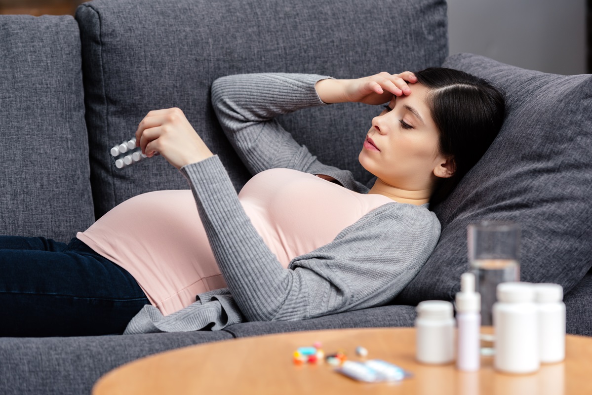 Gravid kvinde med piller